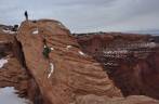 Caminhando sobre o fantástico Mesa Arch, no Canyonlands National Park, perto de Moab, em Utah, nos Estados Unidos